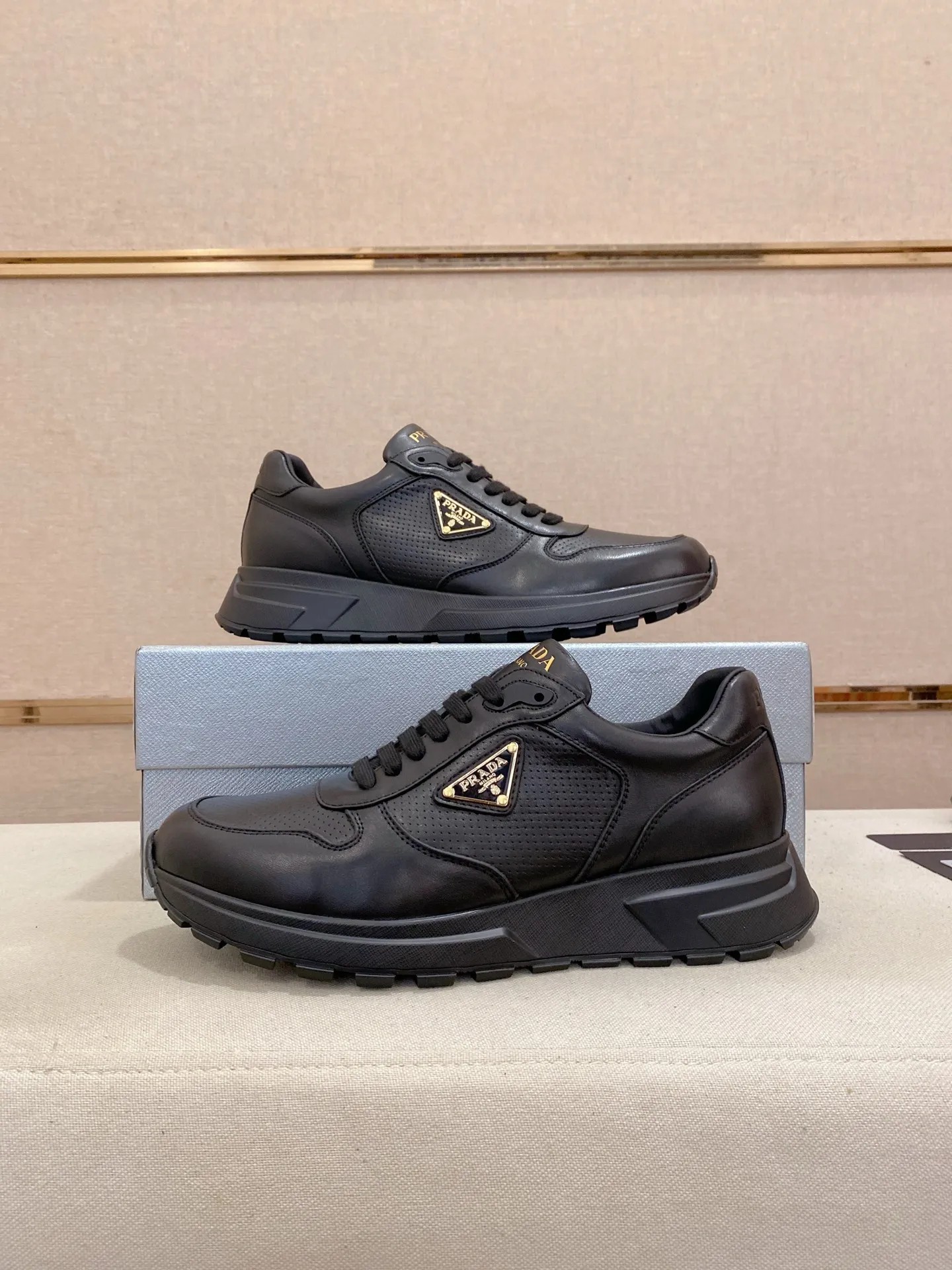Men's shoes 💰 580💰 ✔️✔️✔️High-quality new PRADA counters are launched at the same time. The new men's shoes and 😘fabrics are selected from imported first-layer cowhide and are made by pure handcrafts. Lining: Full cowhide lining. 👍🏿 High-end ☄️ air-cushion molded anti-slip rubber outsole, exquisite lines, simple and elegant, comfortable and high-end for leisure travel. Code number: 38 to 44 (45 can be customized and cannot be returned or exchanged)